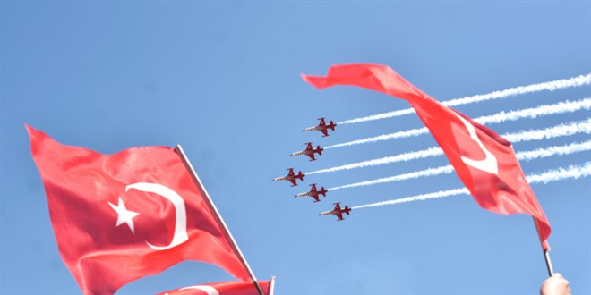 Türk Yıldızları'ndan öğrencilere 23 Nisan hediyesi
