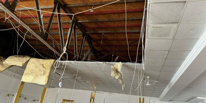 Depremden dolayı düğün salonu tavanı çöktü