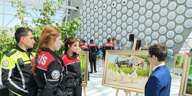 Küçük ressam şehit babası anısına sergi düzenledi