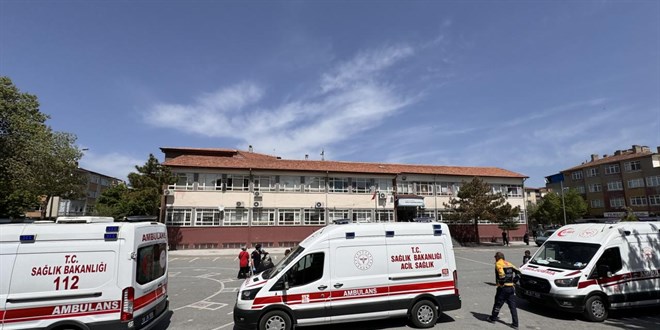 Kayseri'de 24 öğrenci zehirlenme şüphesiyle hastaneye kaldırıldı