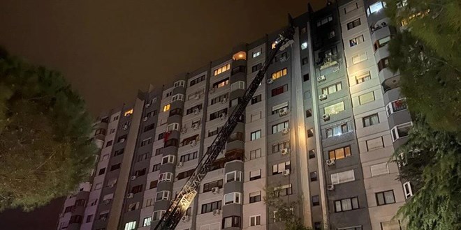 Bakırköy'de 15 katlı binada korkutan yangın