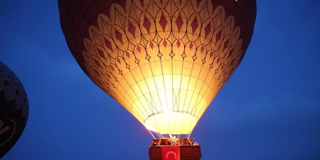 Kapadokya'da balonlar 23 Nisan için havalandı