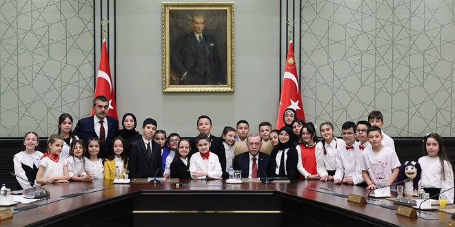 Cumhurbaşkanı Erdoğan, Bakan Tekin ve beraberindeki çocukları kabul etti