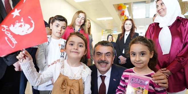 Bakan Tekin, hastanede tedavi gören çocukları ziyaret etti