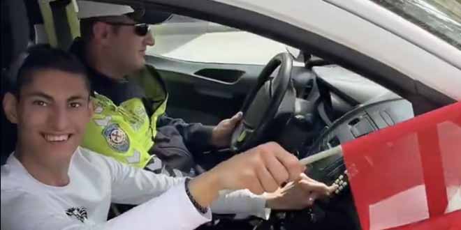 Polis, aracına binmek isteyen engelli genci kırmayıp şehir turu attırdı