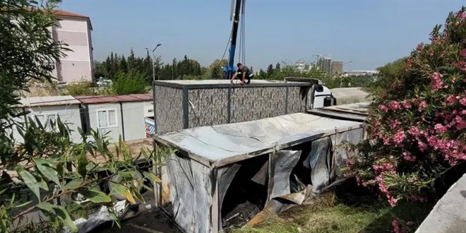 İskenderun Devlet Hastanesi'nde poliklinik olarak kullanılan 3 konteyner yandı