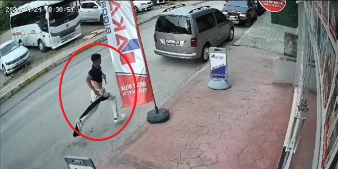 Cadde ortasında ateş edip bir genci kovaladı