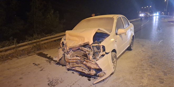 Samsun'da çarpışan iki otomobilin sürücüleri yaralandı