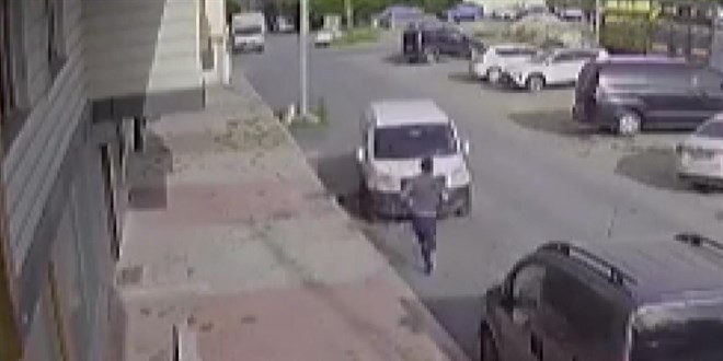 El freni çekilmeyen araç kaldırıma çıktı