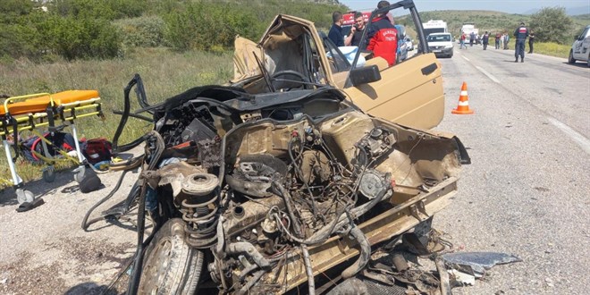 Balıkesir'de otomobil tırla çarpıştı: 3 ölü