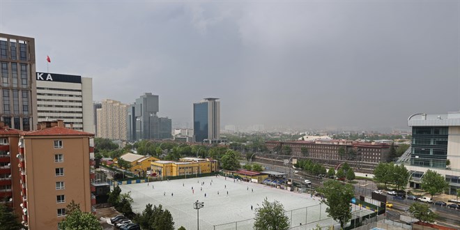 Başkentte sağanak ve dolu yağışı yaşamı olumsuz etkiledi