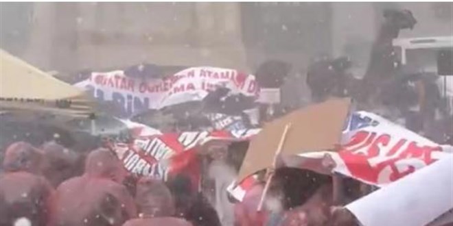 Atama bekleyen öğretmenler sağanak ve dolu altında Ulus'ta