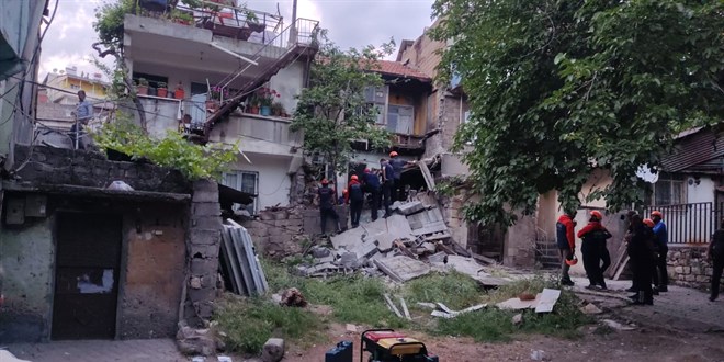 Kahramanmaraş'ta ağır hasarlı bina kendiliğinden çöktü