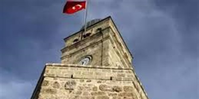 'Bayrak, saat kulesine zarar veriyor' raporuna, validen 'Herkes haddini bilecek' uyarısı