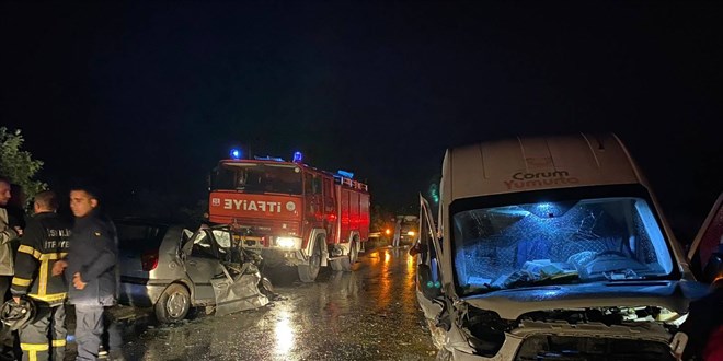 Çorum'da trafik kazasında anne ve kızı öldü, 3 kişi yaralandı