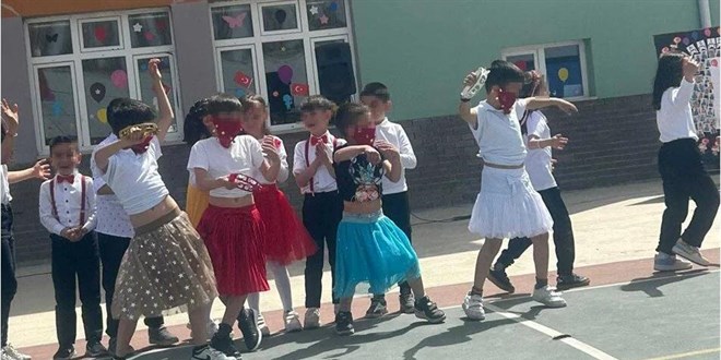 Erkek öğrencilerin etek giyip peçe taktığı gösteriye soruşturma
