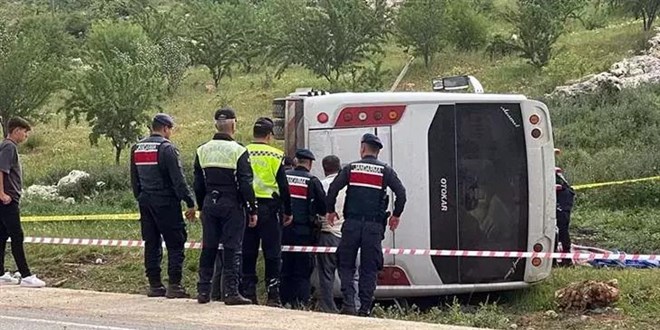 Gaziantep'te yolcu midibüsü devrildi; astsubay öldü, 17 yaralı