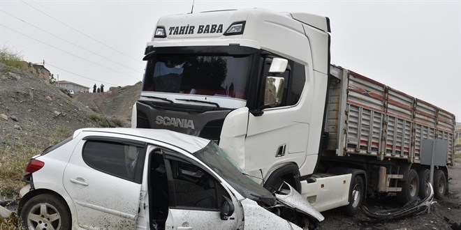 Tır ile çarpışan otomobilin sürücüsü hayatını kaybetti