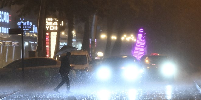 Ankara'da cadde ve sokaklar göle döndü.