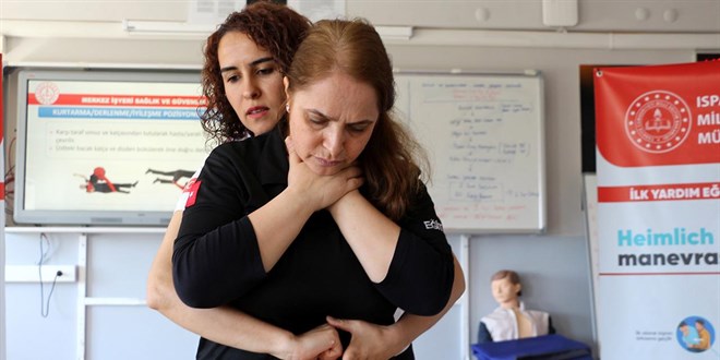 3 bin kişiye hayat kurtaran 'Heimlich' manevrası eğitimi verildi