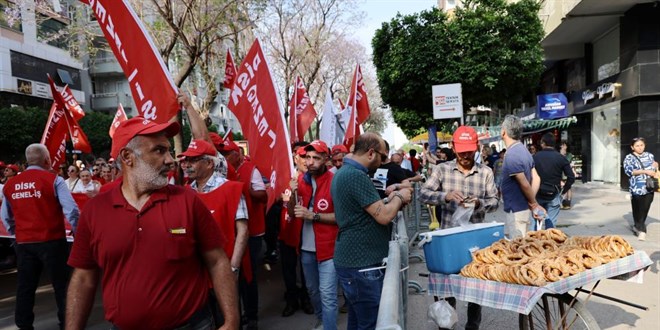 Herkes alanlarda onlar ekmek parası peşinde