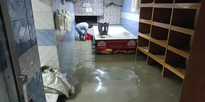 Konya'da sağanak: Cadde ve sokaklar suyla doldu