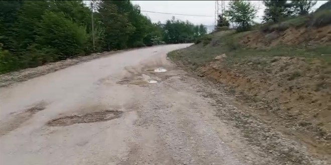 Yoldaki çukurlar kazaya neden oldu, otomobil şarampole uçtu