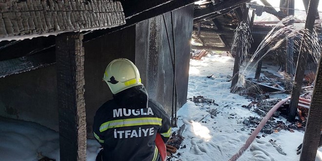 Muğla'da 5 katlı binada yangın