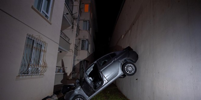Ankara'da apartmanın bahçesine düşen otomobilin sürücüsü yaralandı