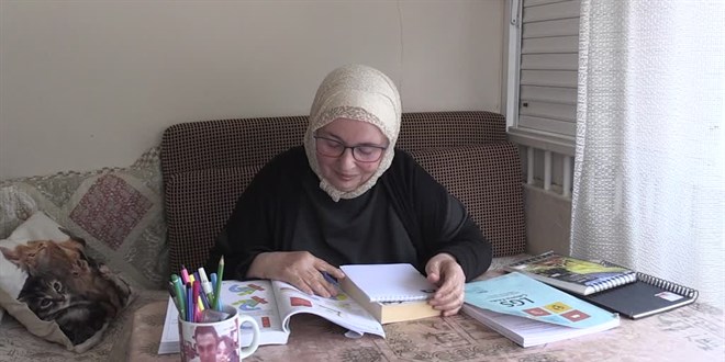 75 yandaki lise rencisi, torunlarndan nce niversiteye girmeyi hedefliyor