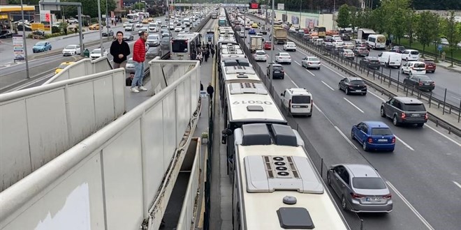 stanbul'da metrobs arzaland: Uzun ara kuyruu olutu
