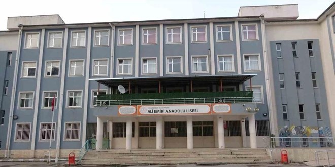 Diyarbakır'da okul müdürünü bıçaklayan öğrenci tutuklandı