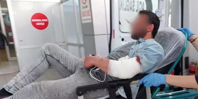 Eşiyle çıkan tartışmada kendini bıçakladı