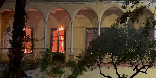 Asrın felaketinde ayakta kalmıştı! 200 yıllık tarihi bina kül oldu
