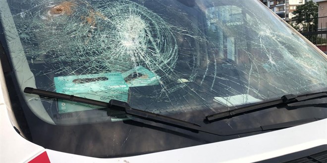 Hasta yakını ambulansa kürekle saldırdı