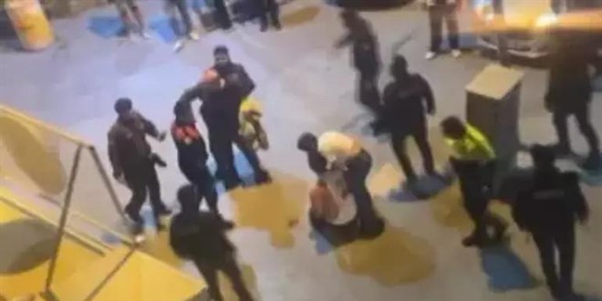 Kavgayı ayıran polis memuruna kafa attı