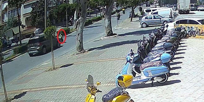 Okuldan el ele çıkan kardeşleri kaza ayırdı