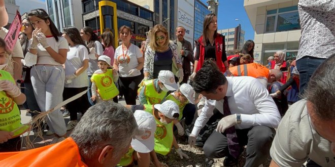 Eldiveni takan kaymakam ve başkan kenti temizlemek için sahaya indi