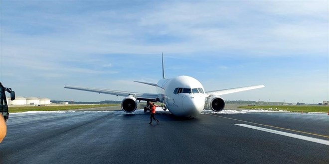 İstanbul Havalimanı'nda gövdesi üzerine inen uçak kaldırıldı