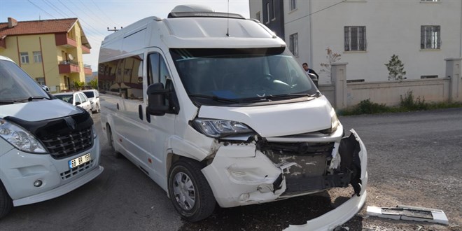 Aksaray'da işçi servisi otomobille çarpıştı: 7 yaralı