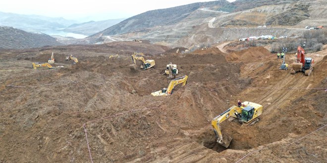 Heyelan nedeniyle maden ocağından 180 bin kamyon toprak taşındı