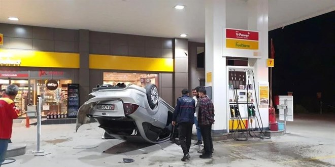 Akaryakıt istasyonunda faciadan dönüldü: Bir anda şerit değiştirdi, takla attı