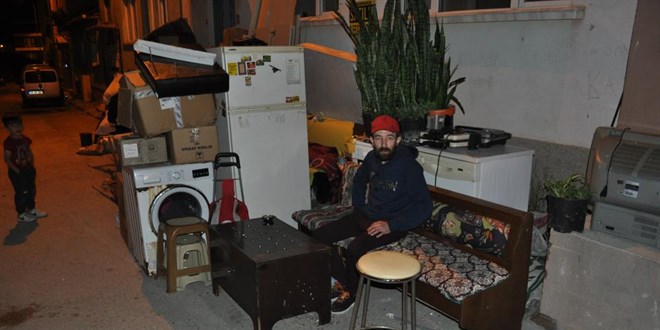 Tahliye kararıyla evden atılan aile 2 gündür sokakta yaşıyor