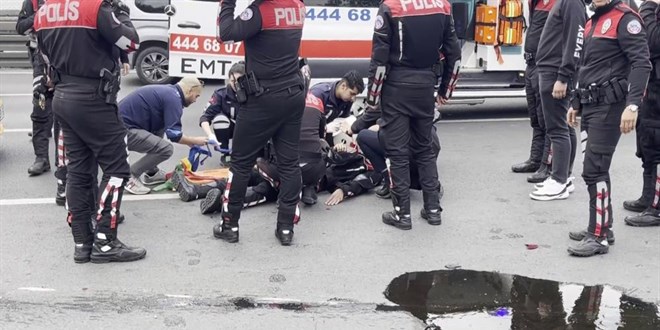 Motosikletli polis ile ticari taksi çarpıştı: 2 polis yaralandı
