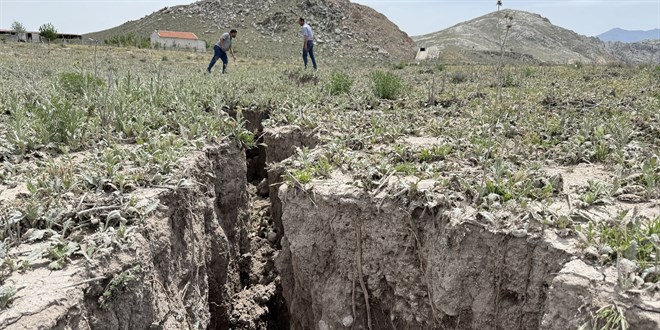 Konya'da 8 metre derinliğinde 2,5 kilometrelik 'yüzey yarığı' oluştu