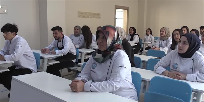 Beş çocuk annesi üniversite hayalini gerçekleştirmek için 120 kilometre yol kat ediyor