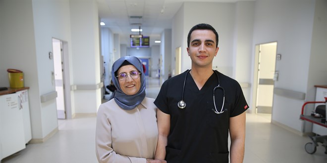 Sağlıkçı iki anne doktor çocuklarıyla aynı hastanede görev yapıyor