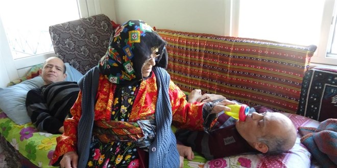 93 yaşında anne 60 yıldır engelli çocuklarına bebek gibi bakıyor