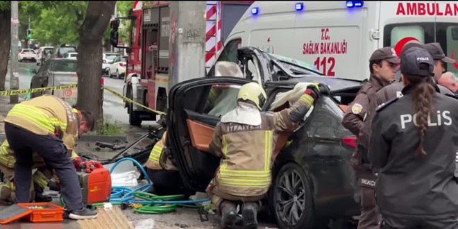 Trafik levhası direğine çarpan otomobildeki 1 kişi öldü, 4 kişi yaralandı