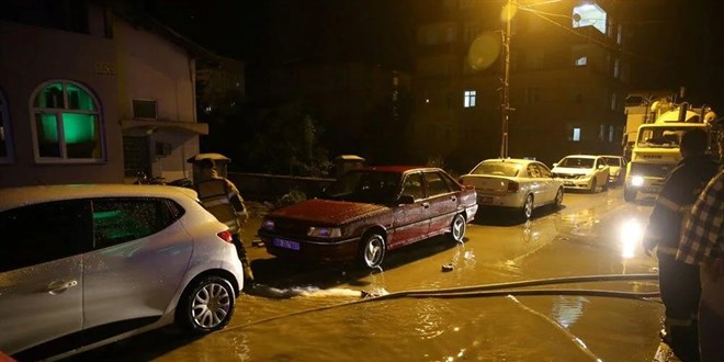 Tokat'ta sağanak: Yollar göle döndü, su baskınları yaşandı